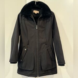 Michael kors winter jacket, fuzzy lining and collar. Size small